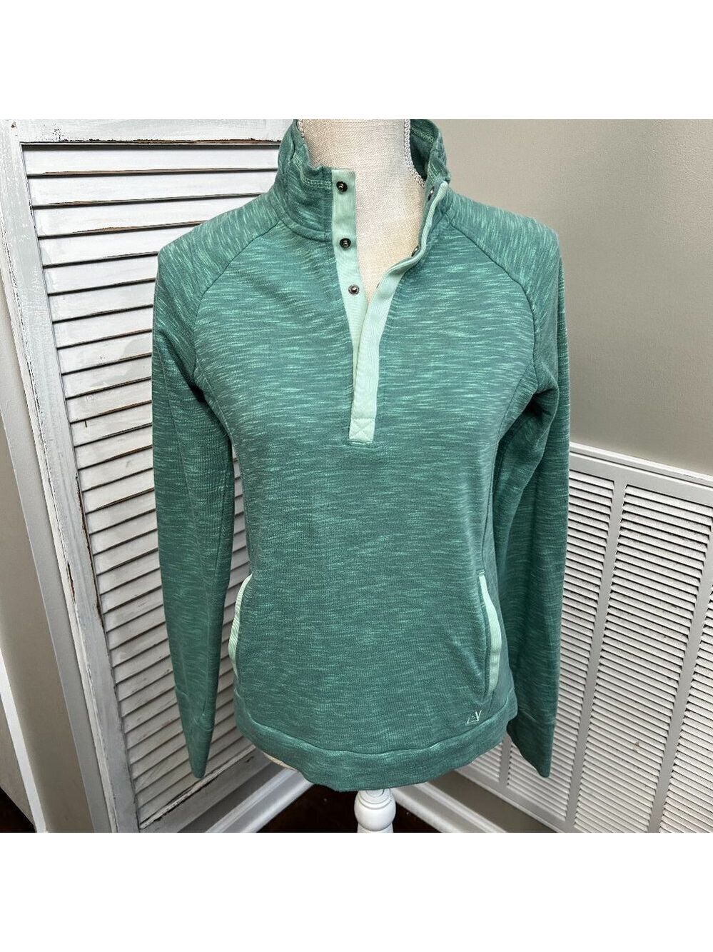 Women's Avalanche Long Sleeve Pullover Snap Closure. Size Small